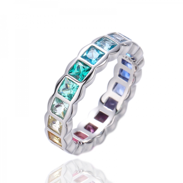 Anillo de eternidad cuadrado de plata con baño de rodio y circonita cúbica multicolor 