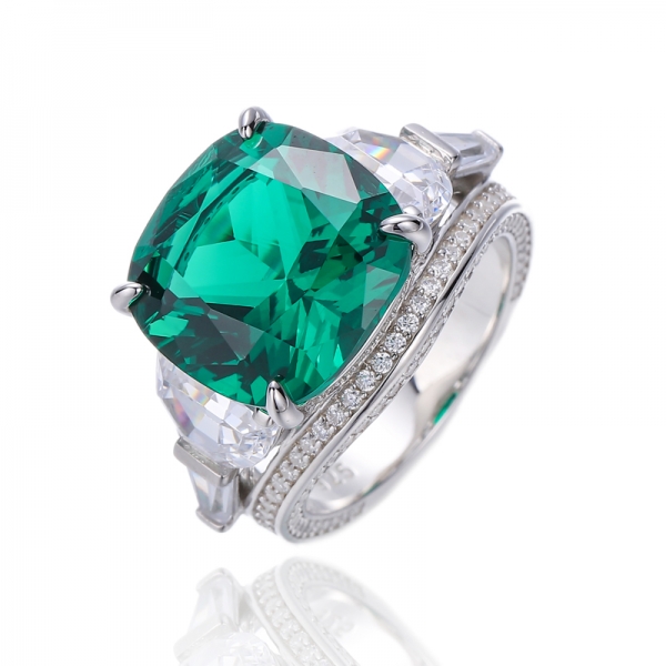 Anillo de plata rodiada con circonita cúbica blanca en forma de nano y media luna color verde cojín 