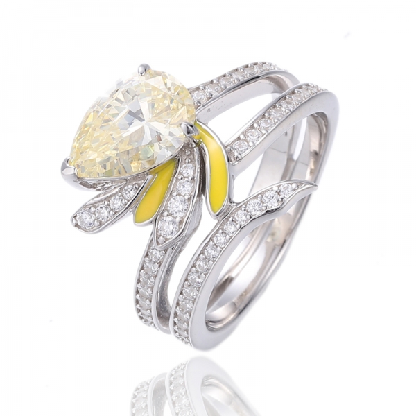 Anillo de plata rodiada con esmalte amarillo y circonita cúbica amarilla con diamante en forma de pera 