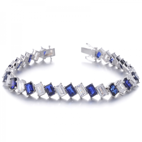 
     Pulsera de plata rodiada con circonita cúbica blanca y corindón azul de talla esmeralda
     