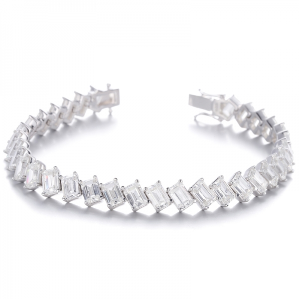 
     Pulsera de plata rodiada con circonita cúbica blanca y corindón azul de talla esmeralda
     