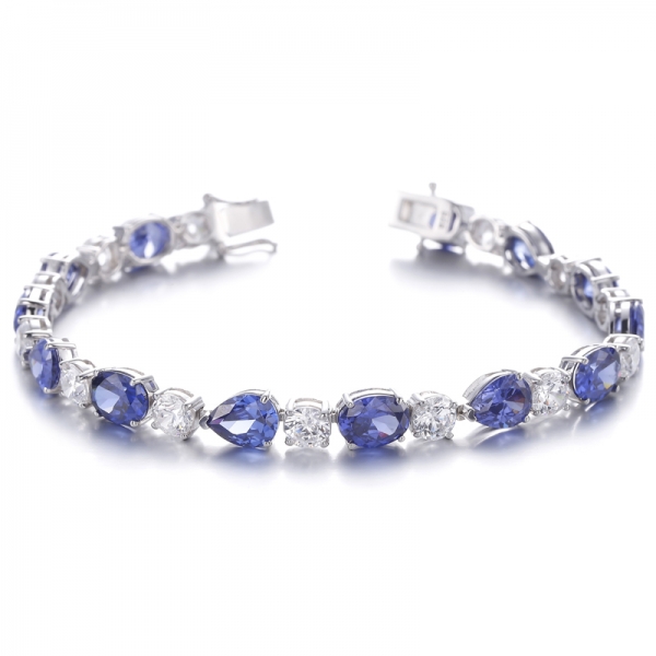 
     Pulsera de plata rodiada con circonita cúbica y diamante en forma ovalada
     