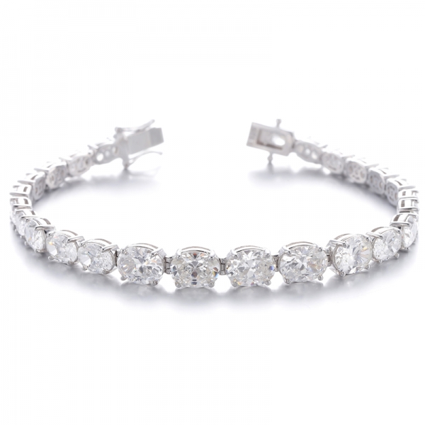 
     Pulsera de plata con baño de rodio y circonita cúbica con forma ovalada y diamante G
     