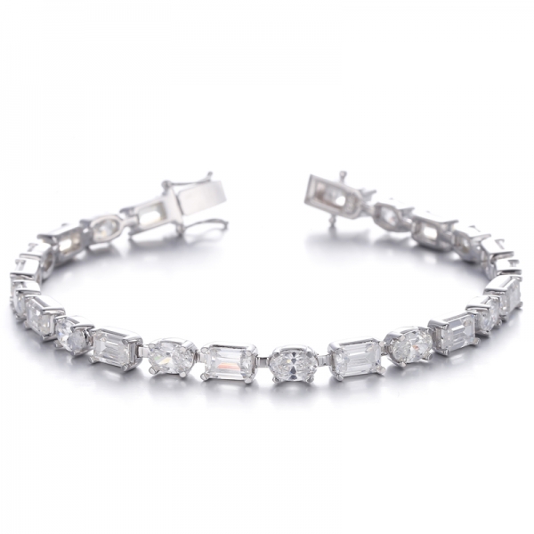 
     Pulsera de plata rodiada con circonita cúbica y diamante en forma ovalada y talla esmeralda
     