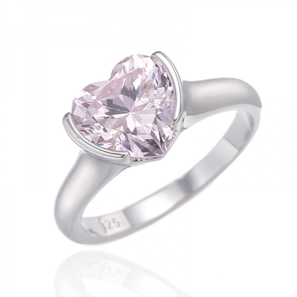 Anillo de plata rodiada con circonita cúbica rosa y diamante en forma de corazón 