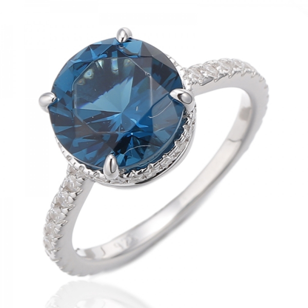 Anillo redondo de plata rodiada con circonita cúbica azul y blanca de Londres 