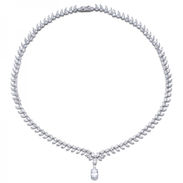 Collar de plata rodiada con circonita cúbica blanca marquesa y diamante de forma ovalada 