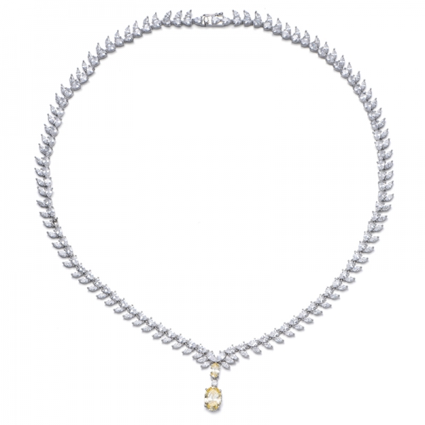 Collar de plata rodiada con circonita cúbica blanca marquesa y diamante de forma ovalada 