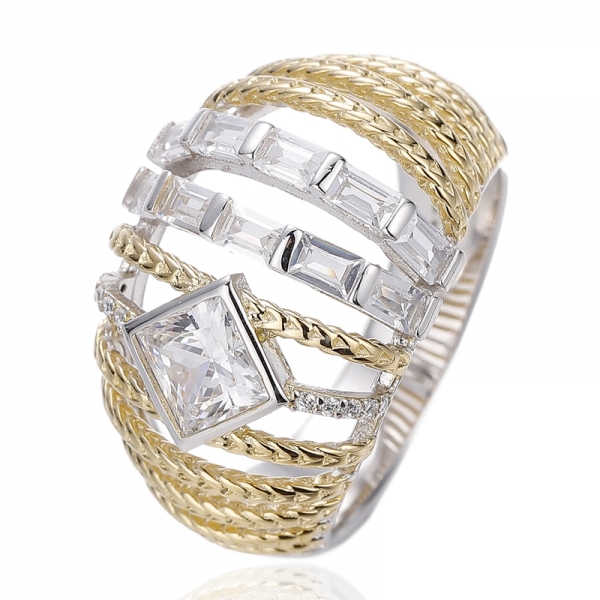 Anillo de plata con diamante cuadrado rosa y circonita cúbica blanca baguette, con baño de rodio y oro rosa. 