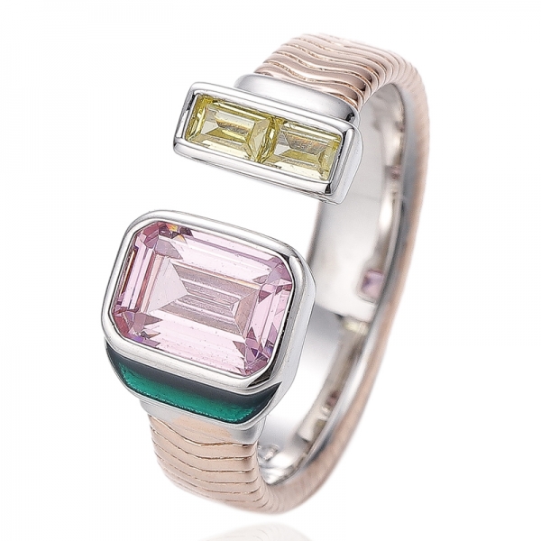 Anillo de plata con baño de dos tonos de circonitas cúbicas blancas, esmeralda y baguette, y esmalte negro. 