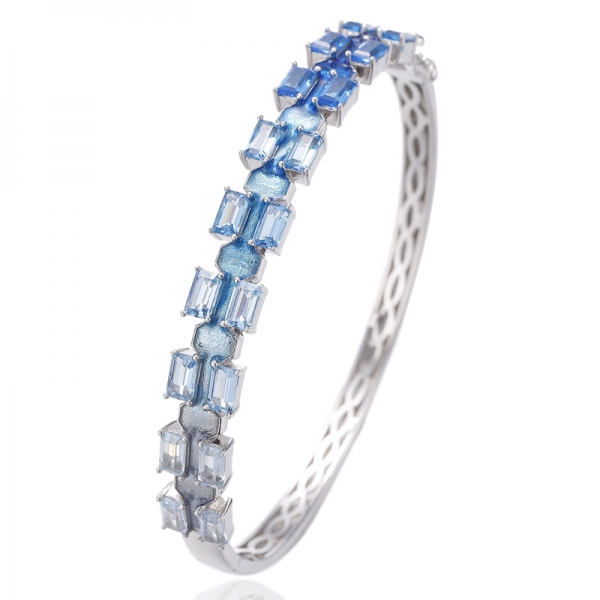Brazalete de plata rodiada con circonita cúbica arcoíris de corte esmeralda y esmalte arcoíris 