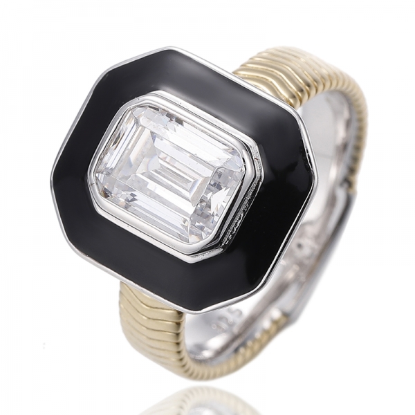 Anillo de plata con nanoesmalte verde esmeralda y baño de rodio y oro. 