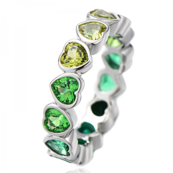 Anillo de plata rodiada con circonita cúbica arcoíris en forma de corazón 