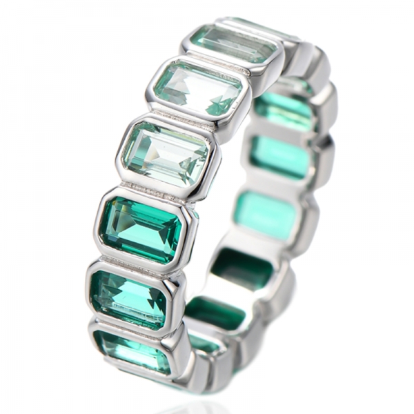 Anillo de eternidad de plata rodiada con circonita cúbica degradada verde de corte esmeralda 