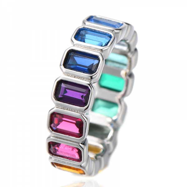 Anillo de eternidad de plata rodiada con circonita cúbica degradada verde de corte esmeralda 