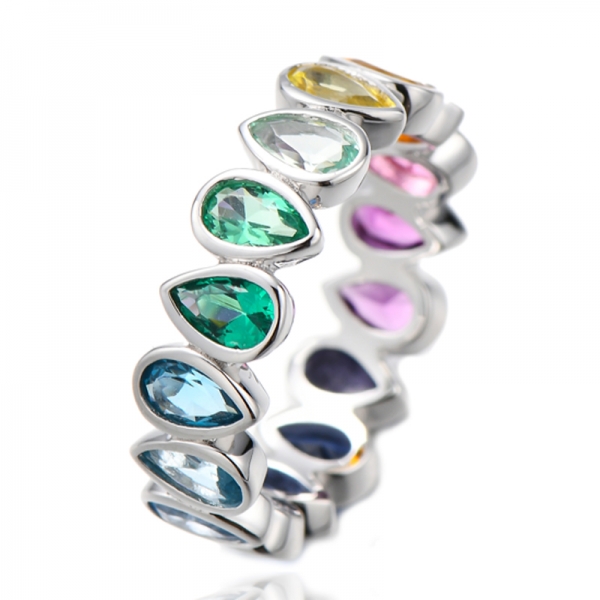 Anillo de eternidad de plata rodiada con circonita cúbica en degradado azul y forma de pera 