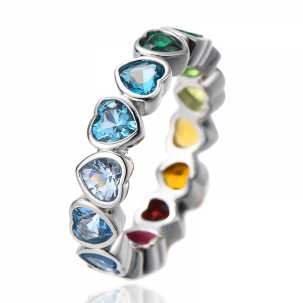 Anillo de plata rodiada con circonita cúbica arcoíris en forma de corazón 