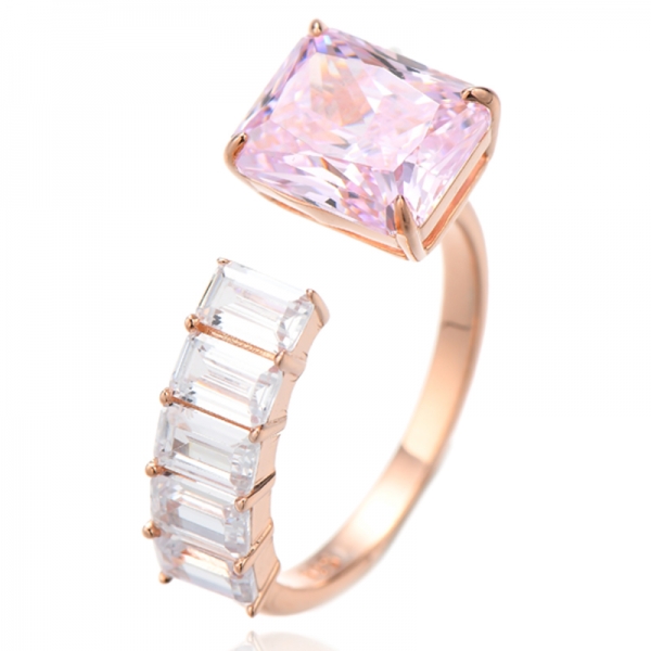 Anillo de plata con nano morganita de corte esmeralda y circonita cúbica blanca con baño de oro rosa 