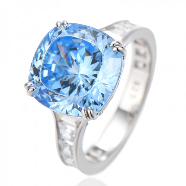 Anillo de plata rodiada con circonita cúbica blanca y diamante azul en forma de barco 