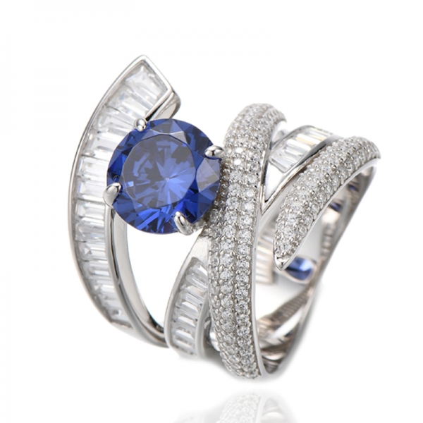 Anillo de plata rodiada con tanzanita redonda y circonita cúbica blanca talla baguette 