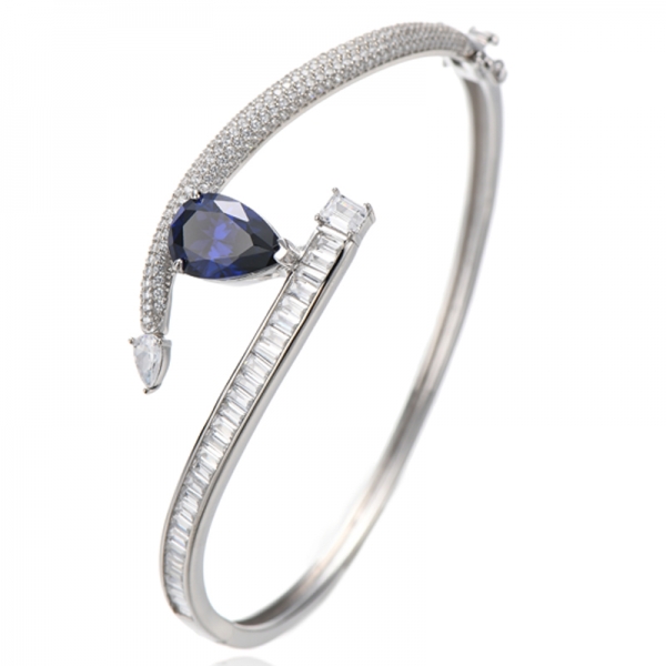 Brazalete de plata rodiada con rubí, corindón y circonita cúbica blanca talla esmeralda 