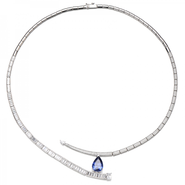 Collar de plata rodiada con rubí corindón en forma de pera y circonita cúbica blanca talla esmeralda 