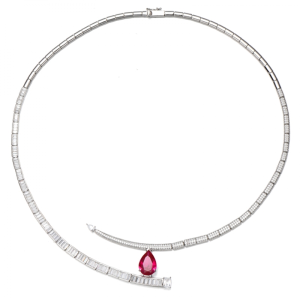 Collar de plata rodiada con rubí corindón en forma de pera y circonita cúbica blanca talla esmeralda 