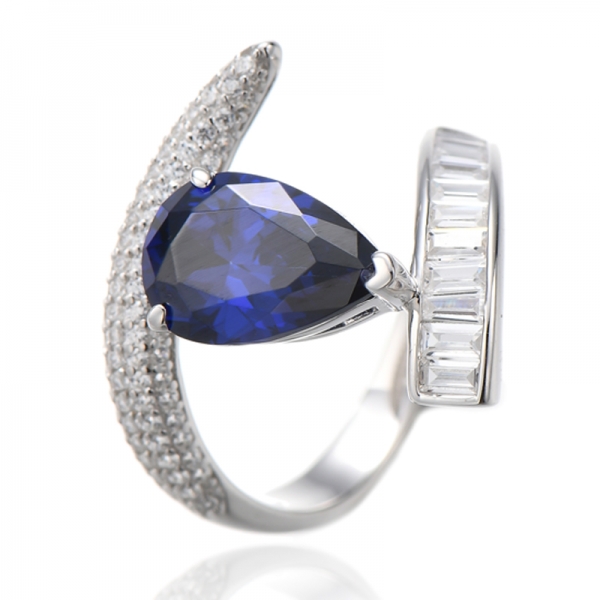 Anillo de plata rodiada con rubí, corindón y circonita cúbica blanca talla baguette. 