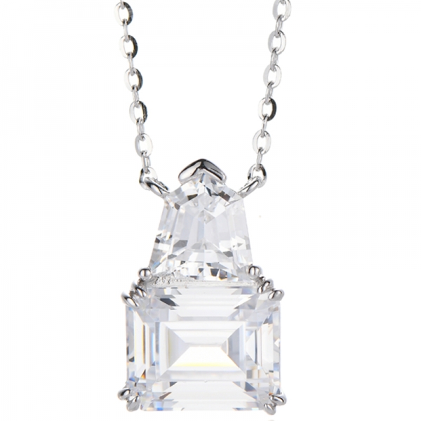 Collar de plata rodiada con circonita cúbica blanca talla esmeralda y forma de escudo 