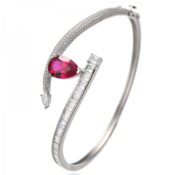 Brazalete de plata rodiada con rubí, corindón y circonita cúbica blanca talla esmeralda 