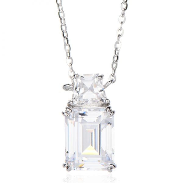 Collar de plata rodiada con circonita cúbica blanca talla esmeralda y forma de barco 925 