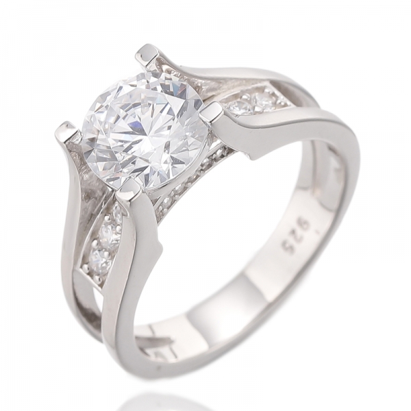 Anillo redondo de corindón azul y circonita cúbica blanca en plata rodiada 
