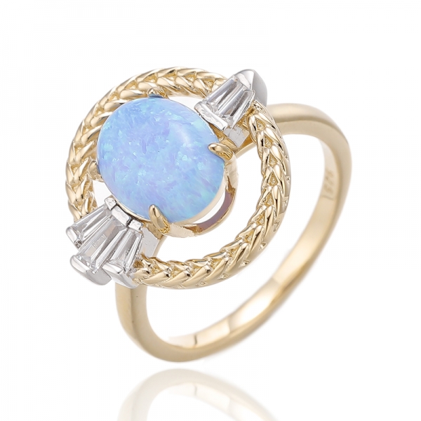 Anillo de plata con ópalo ovalado y circonita cúbica blanca cónica con baño de dos tonos 