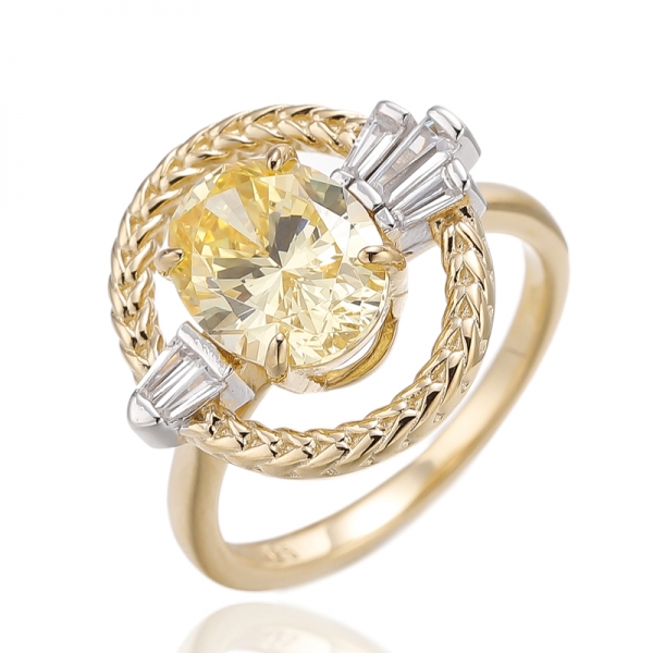 Anillo de plata con ópalo ovalado y circonita cúbica blanca cónica con baño de dos tonos 