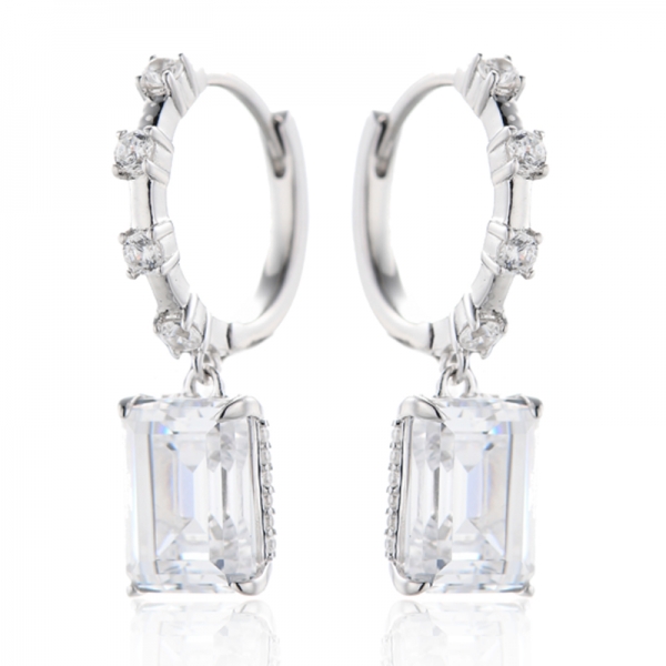 Pendiente de plata rodiada con circonita cúbica blanca redonda y corte esmeralda 