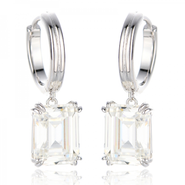 Pendiente de plata con baño de rodio y circonita cúbica de talla esmeralda y diamante G 