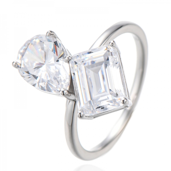 Anillo de plata rodiada con circonita cúbica blanca talla pera y corte esmeralda 