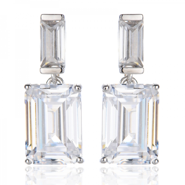 Pendiente de plata rodiada con circonitas cúbicas blancas talla esmeralda y baguette 