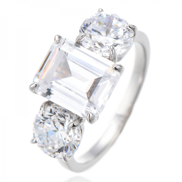 Anillo de plata con baño de rodio, esmeralda y circonita cúbica blanca redonda 