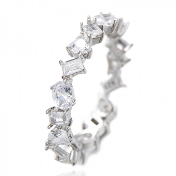 Anillo de eternidad de plata rodiada con circonita cúbica blanca en forma de corazón y baguette 