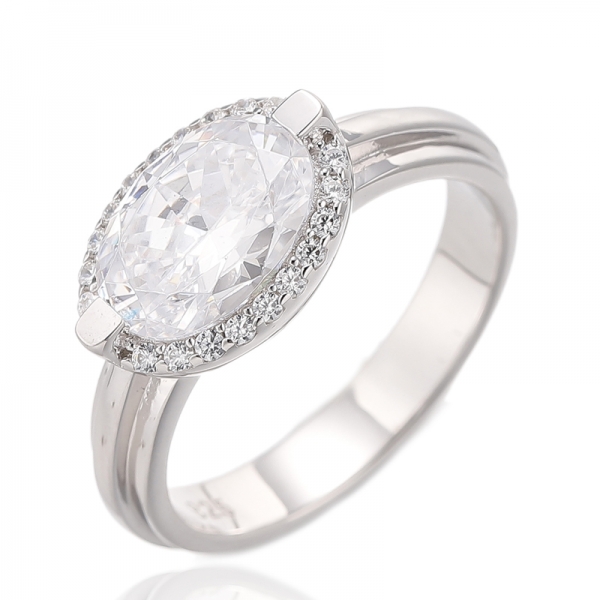 Anillo de plata con baño de oro rosa, diamante rosa de forma ovalada y circonita cúbica blanca redonda. 