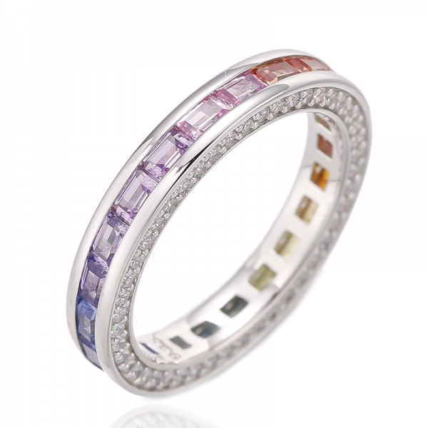 Anillo de eternidad de plata rodiada con circonitas cúbicas blancas redondas y baguette arcoíris. 