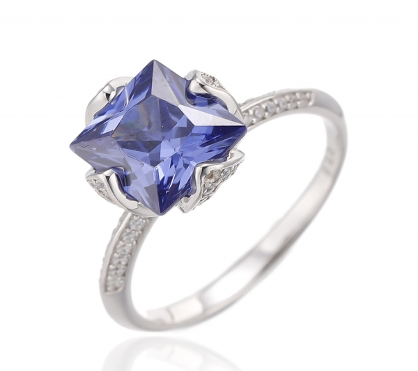 Anillo cuadrado de plata rodiada con aguamarina y circonita cúbica blanca redonda 