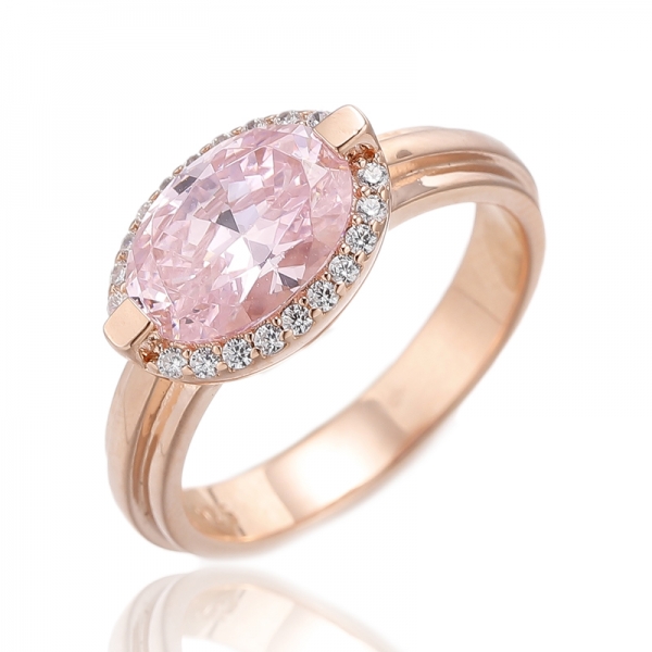 Anillo de plata con baño de oro rosa, diamante rosa de forma ovalada y circonita cúbica blanca redonda. 