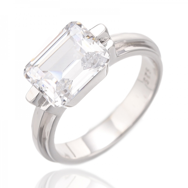 Anillo de plata rodiada con circonita cúbica gris talla esmeralda 