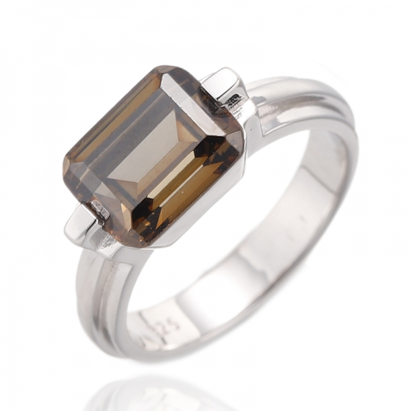 Anillo de plata rodiada con circonita cúbica gris talla esmeralda 