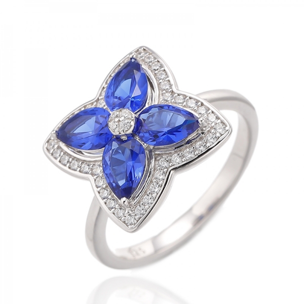 Anillo de plata con baño de oro rosa, morganita nano en forma de pera y circonita cúbica blanca redonda. 