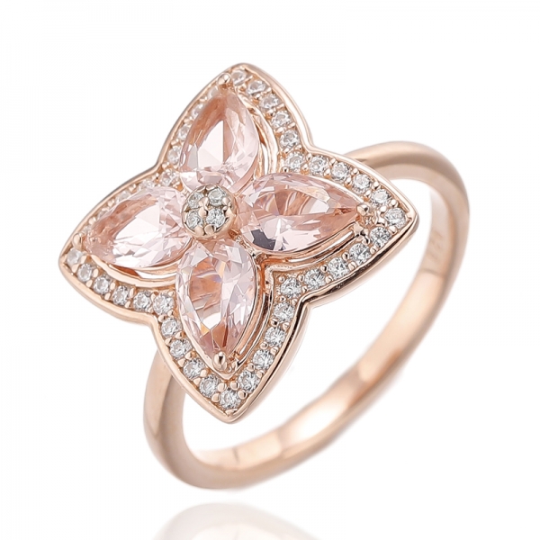 Anillo de plata con baño de oro rosa, morganita nano en forma de pera y circonita cúbica blanca redonda. 